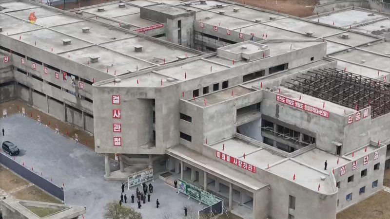 [서울=뉴시스] 북한 조선중앙TV는 김정은 북한 국무위원장이 지난 4일 학용품공장과 교구비품공장 건설사업을 현지 지도했다고 5일 보도했다. (사진=조선중앙TV 캡쳐) 2025.11.05. photo@newsis.com *재판매 및 DB 금지