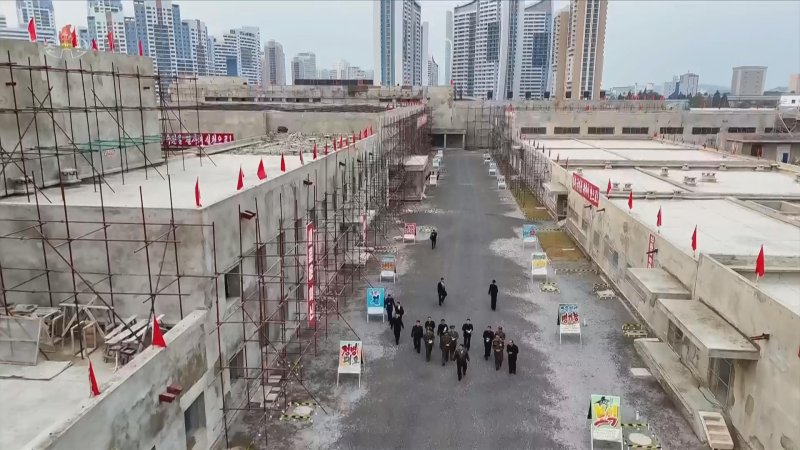 [서울=뉴시스] 북한 조선중앙TV는 김정은 북한 국무위원장이 지난 4일 학용품공장과 교구비품공장 건설사업을 현지 지도했다고 5일 보도했다. (사진=조선중앙TV 캡쳐) 2025.11.05. photo@newsis.com *재판매 및 DB 금지