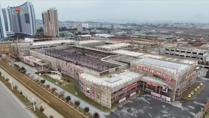 [서울=뉴시스] 북한 조선중앙TV는 김정은 북한 국무위원장이 지난 4일 학용품공장과 교구비품공장 건설사업을 현지 지도했다고 5일 보도했다. (사진=조선중앙TV 캡쳐) 2025.11.05. photo@newsis.com *재판매 및 DB 금지