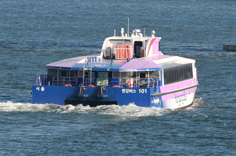 [서울=뉴시스] 고승민 기자 = 2일 한강버스가 서울 영등포구 여의도선착장 인근에서 잠실 방면으로 운항하고 있다.지난달 18일 정식 운항을 시작한 한강버스는 잦은 고장으로 열흘 만에 승객 탑승을 중단했다. 지난달 29일부터 한 달여간 안전성과 서비스 품질을 보강하기 위해 무승객 시범운항을 진행하고 지난 1일부터 운항을 재개했다. 2025.11.02. kkssmm99@newsis.com