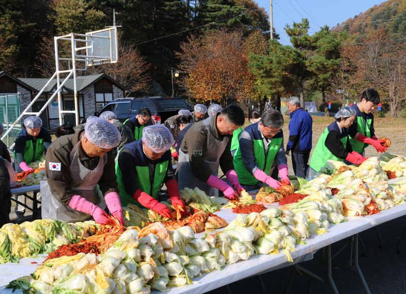 코리아에셋투자증권 임직원들과 제2공병여단이 5일 경기도 가평군 초롱이둥지마을에서 김장나눔활동을 진행했다. 코리아에셋증권 제공.