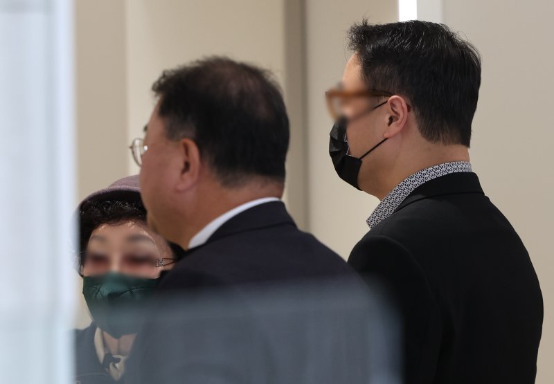 [서울=뉴시스] 황준선 기자 = 윤석열 전 대통령의 부인 김건희 여사의 모친 최은순(왼쪽) 씨와 오빠 김진우(오른쪽) 씨가 4일 오전 서울 종로구 KT광화문빌딩 웨스트에 마련된 김건희 여사의 의혹을 수사하는 민중기 특별검사 사무실에 피의자 신분으로 출석하고 있다. 2025.11.04. hwang@newsis.com