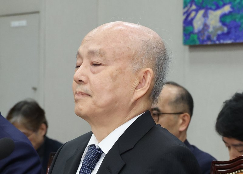 [서울=뉴시스] 김금보 기자 = 안창호 국가인권위원회 위원장이 5일 오전 서울 여의도 국회에서 열린 국회운영위원회 국정감사에서 눈을 감고 있다. 2025.11.05. kgb@newsis.com