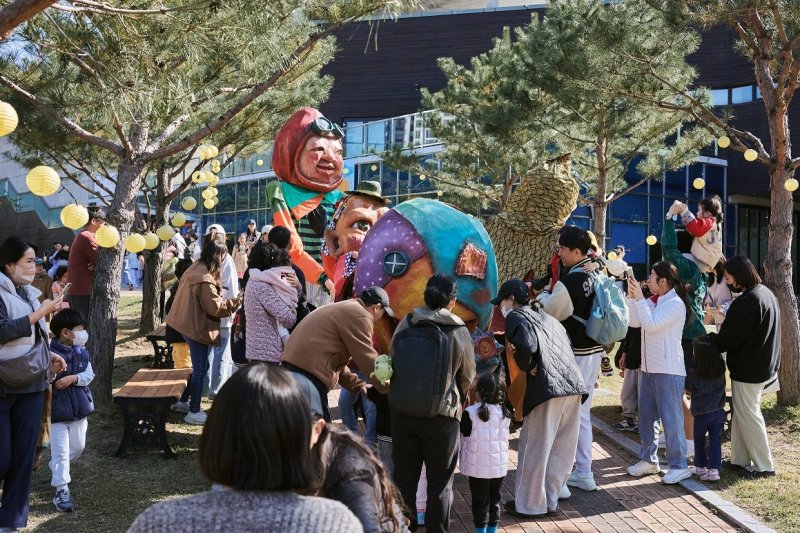 인형극 퍼레이드 진행 (출처=연합뉴스)