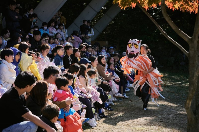 마당놀이 인형극을 관람하는 관객들 (출처=연합뉴스)
