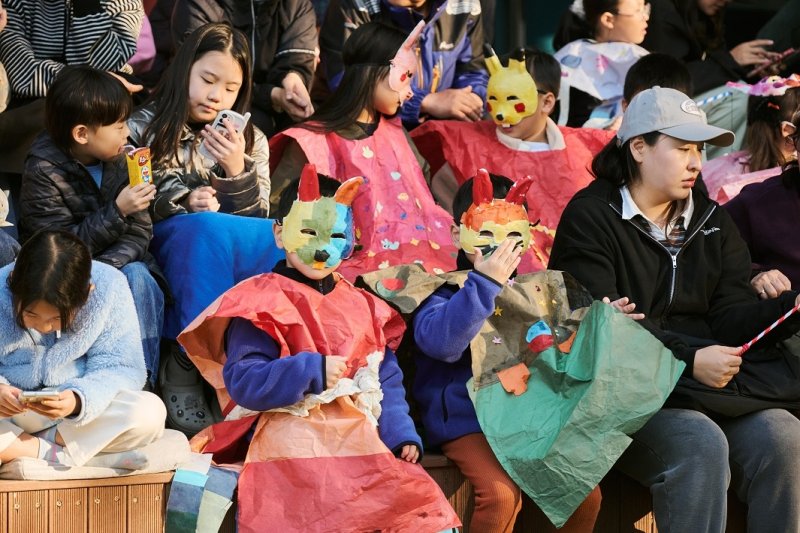직접 만든 가면과 등, 한지 옷을 입고 있는 참여 어린이들 (출처=연합뉴스)