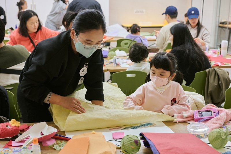 한지 가면, 인형등, 한지옷 만들기 체험 (출처=연합뉴스)