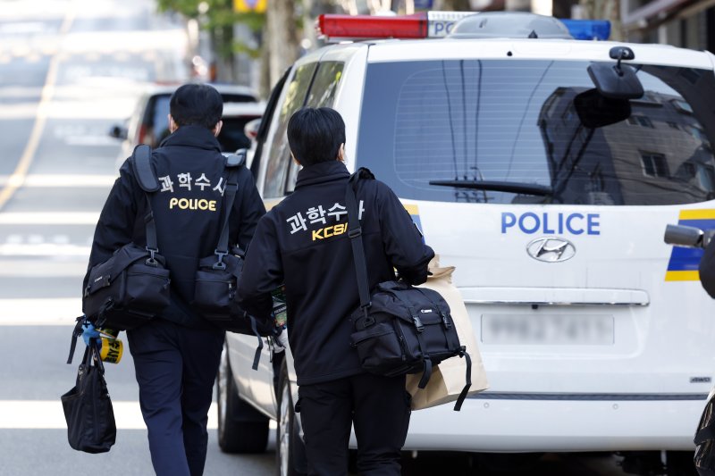 4일 서울 강동구 천호동의 한 재개발조합 사무실에서 흉기 난동 사건이 발생, 현장 조사를 마친 경찰 과학수사대가 철수하고 있다. 이 사건으로 3명이 병원으로 이송됐으며, 경찰은 가해 남성을 현행범 체포해 구체적인 범행 경위를 조사하고 있다. 2025.11.4/뉴스1 ⓒ News1 박정호 기자