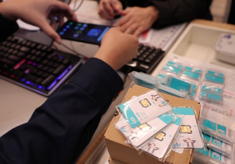 KT가 해킹 피해 후속 대책으로 전 가입자를 대상으로 무상 유심 교체를 시행한 5일 서울 시내 한 KT 대리점에서 시민들이 유심 교체 상담을 받고 있다. 2025.11.5/뉴스1 ⓒ News1 김성진 기자