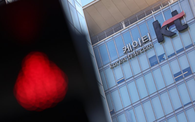 KT가 4일 이사회를 열고 김영섭 대표의 거취와 무단 소액결제 사고와 관련한 전 고객 대상 유심(USIM) 교체 여부를 결정한다. 사진은 이날 서울 종로구 KT광화문빌딩. 2025.11.4/뉴스1 ⓒ News1 김도우 기자