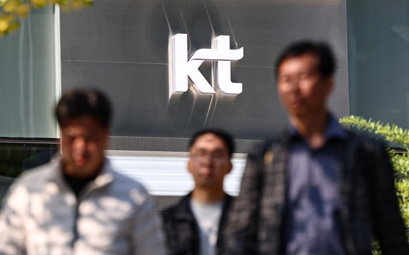 KT가 4일 이사회를 열고 김영섭 대표의 거취와 무단 소액결제 사고와 관련한 전 고객 대상 유심(USIM) 교체 여부를 결정한다. 2025.11.4/뉴스1 ⓒ News1 김도우 기자