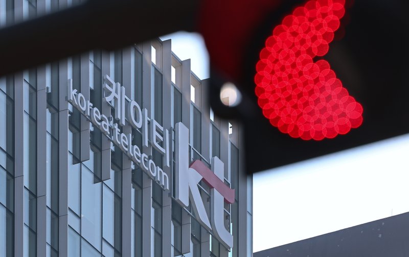 KT가 4일 이사회를 열고 김영섭 대표의 거취와 무단 소액결제 사고와 관련한 전 고객 대상 유심(USIM) 교체 여부를 결정한다. 2025.11.4/뉴스1 ⓒ News1 김도우 기자