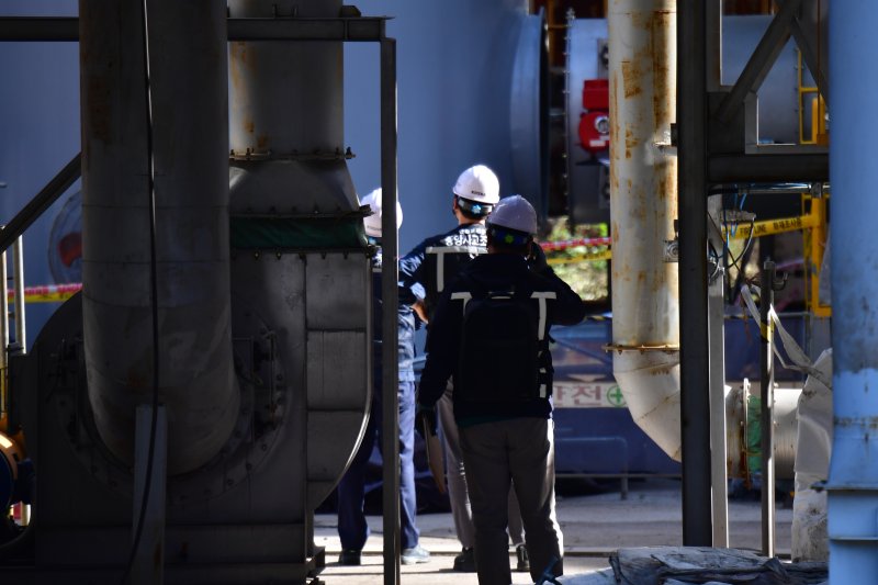 지난 10월27일 근로자 3명이 숨지고 1명이 중상을 입은 경북 경주시 안강읍 두류공단의 아연제조업체에서 경북경찰청, 고용노동부, 중앙사고조사단 등이 현장 감식을 벌이고 있다. 2025.10.27/뉴스1 ⓒ News1 최창호 기자