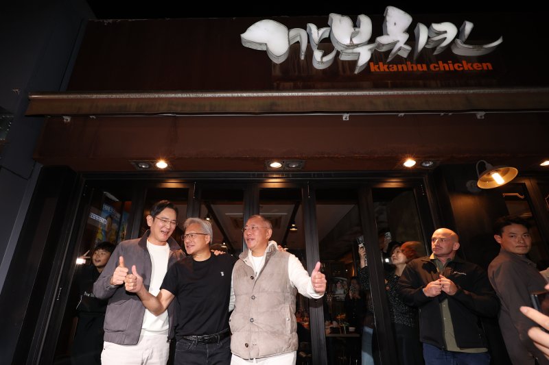이재용 삼성전자 회장(왼쪽부터)과 젠슨 황 엔비디아 최고경영자(CEO), 정의선 현대차그룹 회장이 30일 저녁 서울 삼성동의 한 치킨집에서 '치맥' 회동을 마친 후 인사를 하고 있다. (공동취재)2025.10.30/뉴스1 ⓒ News1 김진환 기자