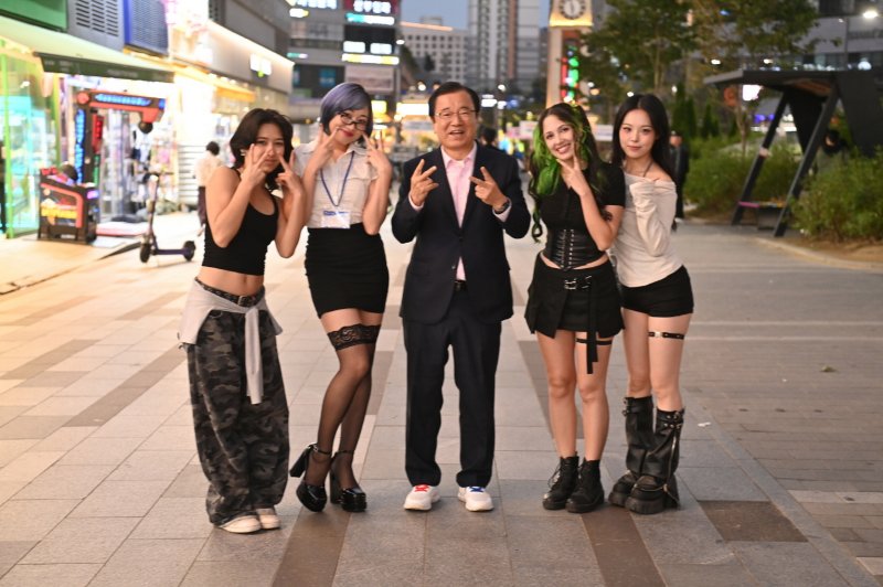 지난 10월 경기 하남시에서 열린 '글로벌 K-POP 댄스 챌린지 in Hanam'. 이현재 시장이 글로벌 인플루언서들과 사진을 찍고 있다.(하남시 제공. 재판매 및 DB 금지)/뉴스1