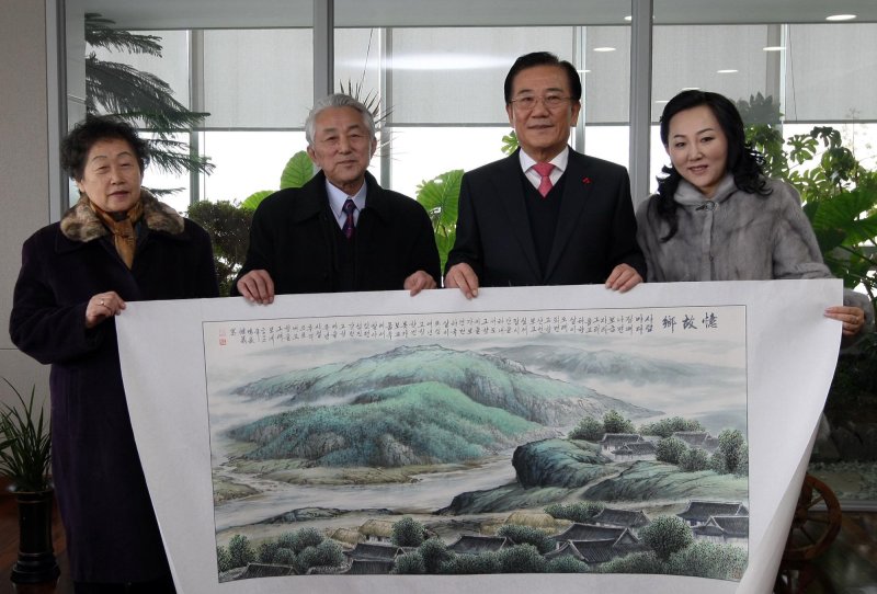 [무안=뉴시스] 지난 2012년 12월 28일 70년만에 전남을 방문한 이건의 화백이 전남도청에서 도지사와 만나 사진촬영 하고 있다. (사진=뉴시스DB) photo@newsis.com