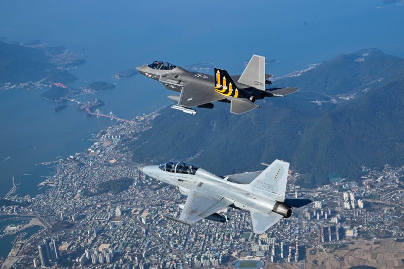 손석락 공군참모총장이 지난해 11월 5일 경남 사천기지에서 취임 후 첫 지휘비행으로 KF-21 전투기에 탑승해 시험비행을 실시했다. 사진은 국산항공기 FA-50와 함께 비행하는 KF-21. 공군 제공