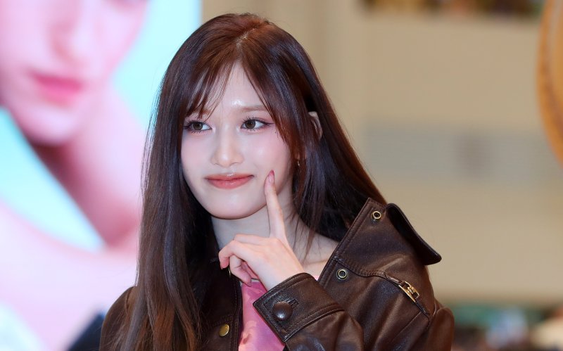 [서울=뉴시스] 김혜진 기자 = 그룹 아이브 이서가 21일 오전 서울 서초구 신세계백화점 강남점에서 열린 코치 태비샵 팝업 오픈 행사에서 포즈를 취하고 있다. 2025.02.21. jini@newsis.com