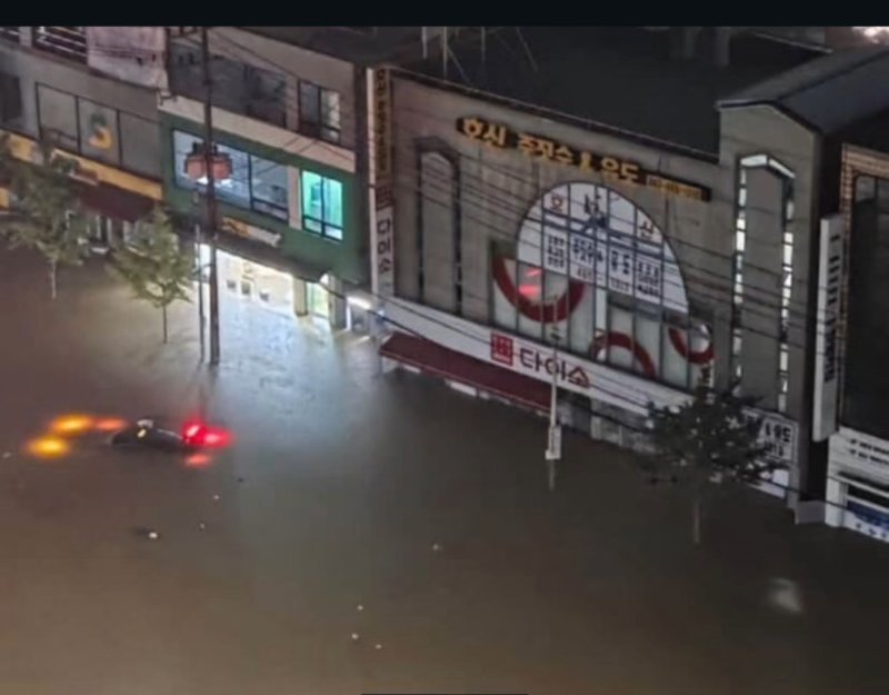 전북지역에 극한호우가 내린 6일 밤 전북 군산시 나운동 도심이 침수 돼 있다. (독자제공. 재판매 및 DB금지) 2025.9.7/뉴스1 ⓒ News1 장수인 기자