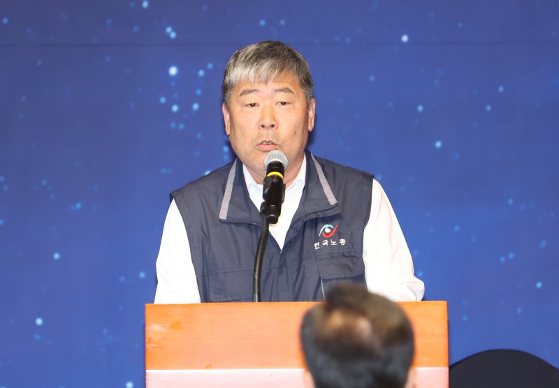 [서울=뉴시스] 김명년 기자 = 김동명 한국노총 위원장이 15일 서울 여의도 국회 사랑재에서 열린 사회적 대화 공동선언식에서 발언하고 있다. 2025.10.15. kmn@newsis.com