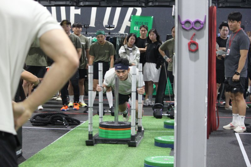 [천안=뉴시스] 배틀크루 마지막 예선전에 참가한 한 그루원이 지난 9월28일 충남 천안 크로스핏루프탑 한들점에서 슬레드 밧줄당기기를 하고 있다. (사진=뉴시스 DB). photo@newsis.com *재판매 및 DB 금지