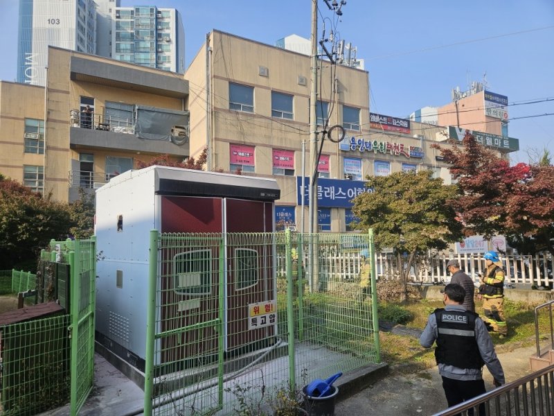 [대전=뉴시스] 5일 오전 10시 10분 대전 중구 목동의 한 초등학교 변압기에서 불이 났다.(사진=대전소방본부 제공) 2025.11.05. photo@newsis.com *재판매 및 DB 금지