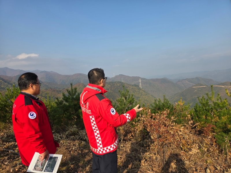 최수천 동부지방산림청장(사진 오른쪽)과 김영범 삼척국유림관리소장(왼쪽)이 삼척 도계읍 점리 산불피해지를 점검하고 있다.(동부산림청 제공, 재판매 및 DB 금지) 2025.11.5/뉴스1