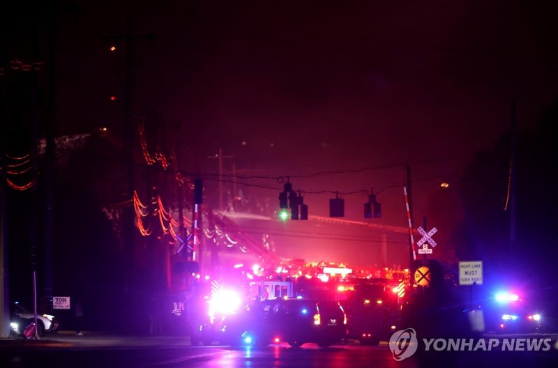 화물기 추락 폭발 현장 출동하는 소방대 (출처=연합뉴스)