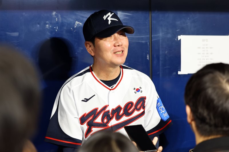 [서울=뉴시스] 최진석 기자 = 류지현 야구 국가대표팀 감독이 4일 서울 고척스카이돔에서 훈련에 앞서 기자들의 질문에 답하고 있다. 2025.11.04. myjs@newsis.com