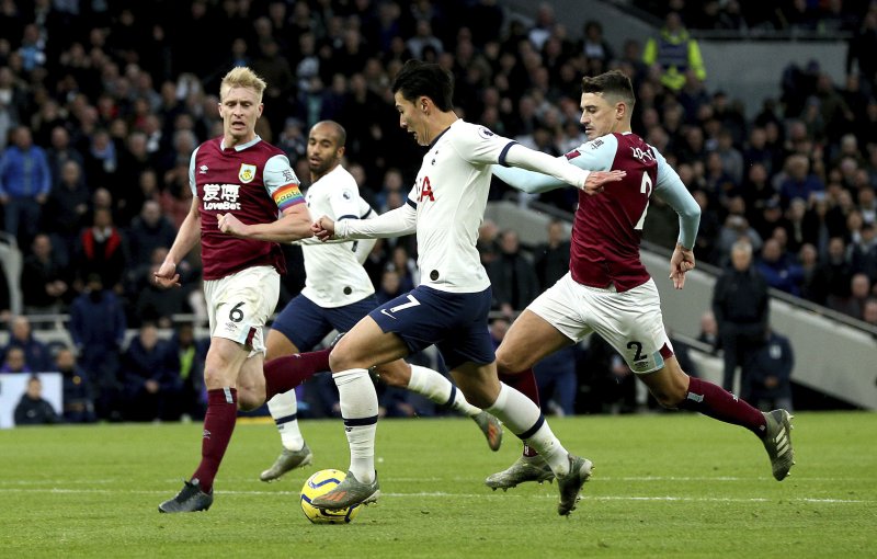 토트넘 손흥민이 7일(현지시간) 영국 런던의 토트넘 홋스퍼 스타디움에서 열린 2019-20 잉글리시 프리미어리그(EPL) 번리와의 16라운드 전반 70여 미터를 단독 돌파하고 있다. 손흥민은 풀타임을 소화하며 전반 5분 해리 케인의 선제골에 도움과 32분 단독 돌파로 팀의 세 번째 골을 넣어 리그 7호 도움과 시즌 10호 골을 기록했다. 토트넘은 5-0으로 승리해 무리뉴 감독 부임 이후 첫 무실점 경기를 기록했다.뉴시스