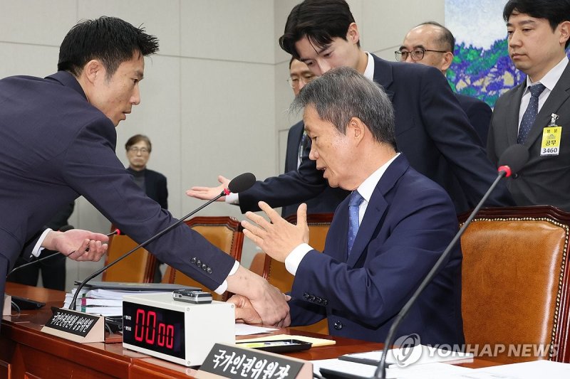 퇴장 조치 당하는 김용원 인권위 상임위원 (출처=연합뉴스)