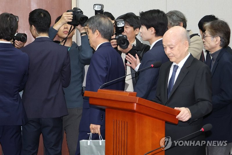 퇴장 조치 당하는 김용원 인권위 상임위원 (출처=연합뉴스)