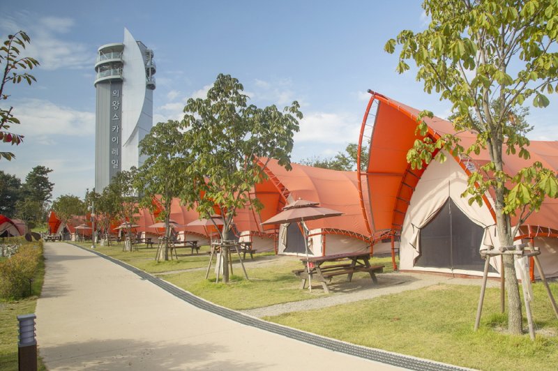 [의왕=뉴시스] '2025 공공 우수 야영장' 선정 평가에서 우수 야영장으로 뽑힌 의왕시 왕송호수 캠핑장 전경. (사진=의왕시 제공).2025.11.05.photo@newsis.com