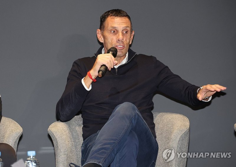 질문에 답하는 전북현대 거스 포옛 감독 (출처=연합뉴스)