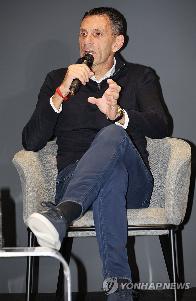 인터뷰하는 거스 포옛 감독 (출처=연합뉴스)