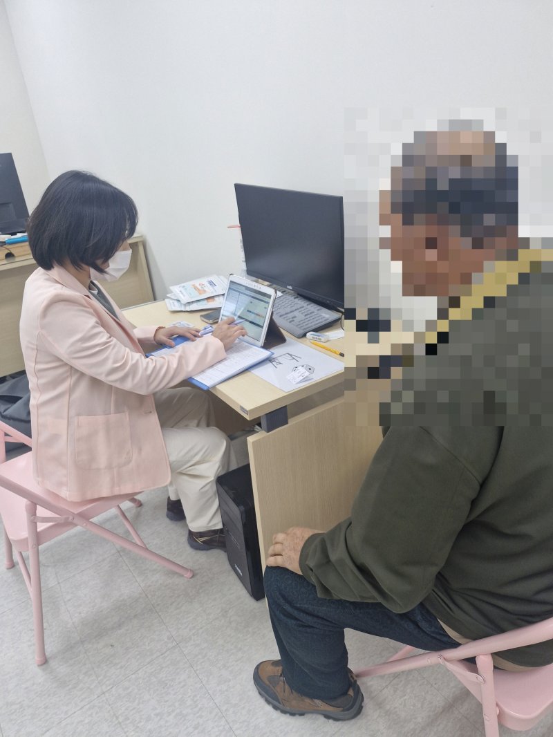 [안산=뉴시스]안산시 단원보건소 관계자가 4일 대부동 지역 주민을 대상으로 치매 선별검사를 진행하고 있다.(사진=안산시 제공)2025.11.05.photo@newsis.com *재판매 및 DB 금지