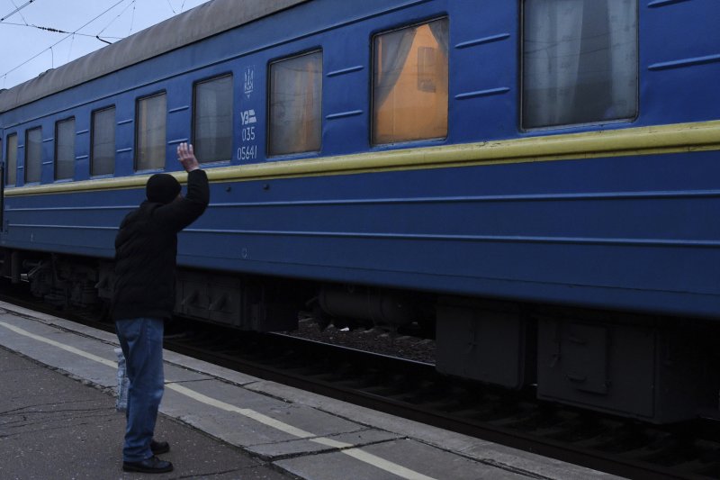 [크라마토르스크=AP/뉴시스] 2022년 2월 자료 사진으로, 우크라이나 크라마토르스크 기차역에서 한 남성이 기차를 타고 도시를 떠나는 친척을 배웅하고 있다 (사진=뉴시스)