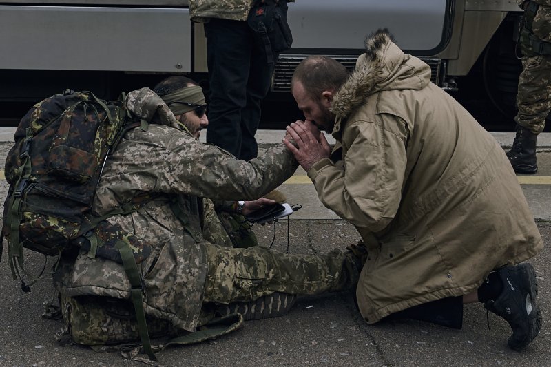 [크라마토르스크=AP/뉴시스] 2023년 3월 우크라이나 크라마토르스크 기차역에서 한 남성이 우크라이나 군인의 손에 입을 맞추며 고마움을 전하고 있다. (사진=뉴시스DB)