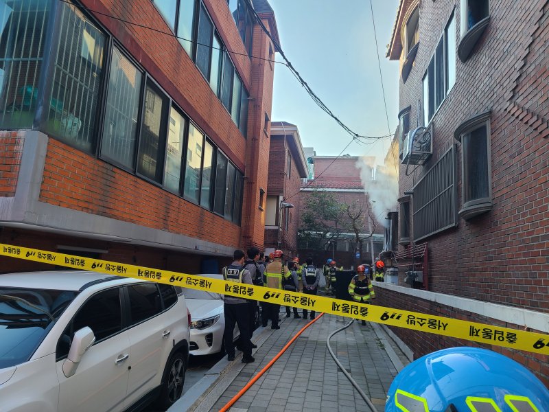 [서울=뉴시스] 5일 오전 8시55분께 서울 중랑구 면목동에 있는 다세대주택에서 화재가 발생하고 있다. (사진=서울 중랑소방서 제공) 2025.11.05. photo@newsis.com