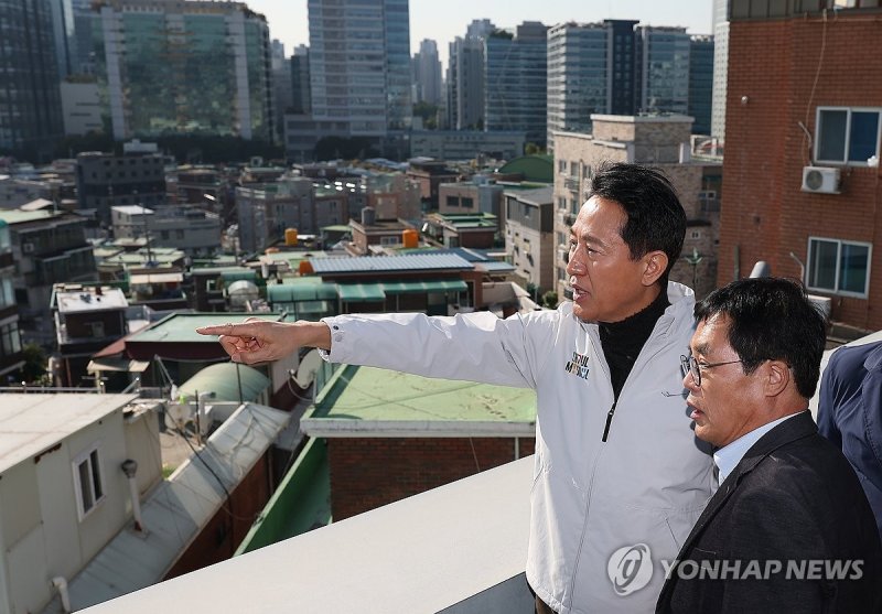 재개발 구역 둘러보는 오세훈 시장 (출처=연합뉴스)