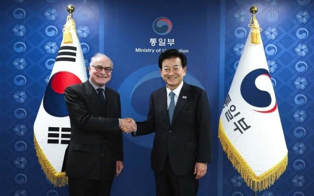 [서울=뉴시스]정동영 통일부 장관이 5일 우고 아스투토 주한 유럽연합(EU)대사를 만난 모습. (사진=통일부 제공) 2025.11.05. *재판매 및 DB 금지