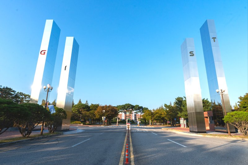 [광주=뉴시스] 광주과학기술원(GIST)이 캠퍼스의 새로운 랜드마크로 완성한 새 정문 전경. 네 개의 기둥이 세워진 형태로 각각 지성, 학문, 열정, 젊음을 상징한다. (사진=GIST 제공) 2025.10.21. photo@newsis.com *재판매 및 DB 금지