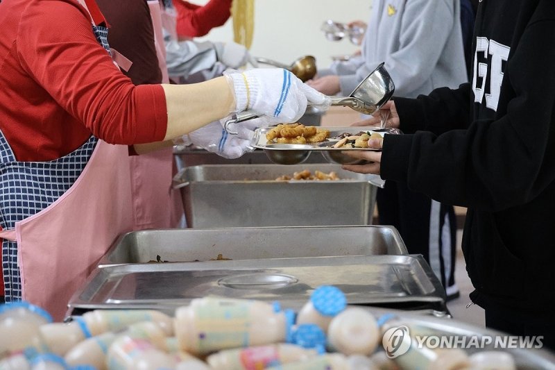 급식 배식 받는 둔산여고 학생들 (출처=연합뉴스)