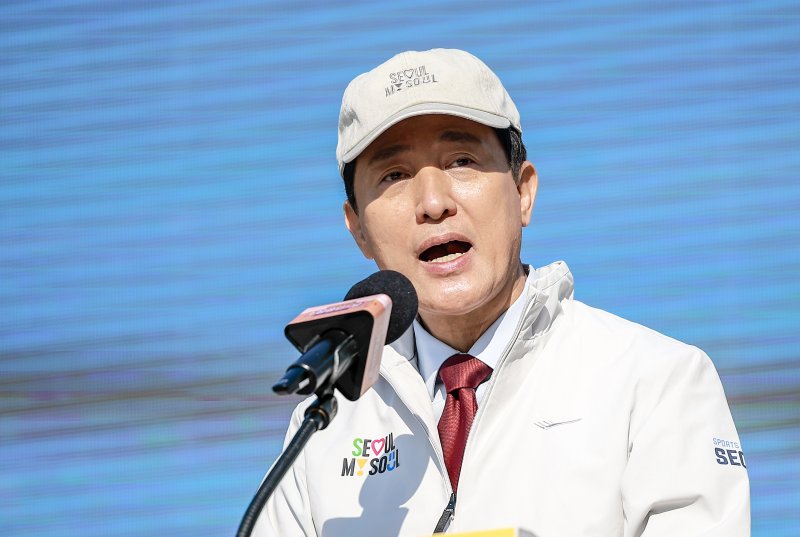 [서울=뉴시스] 정병혁 기자 = 오세훈 서울시장이 5일 서울 중구 서울광장에서 열린 서울특별시 소상공인의 날 기념행사에서 기념사를 하고 있다. 2025.11.05. jhope@newsis.com