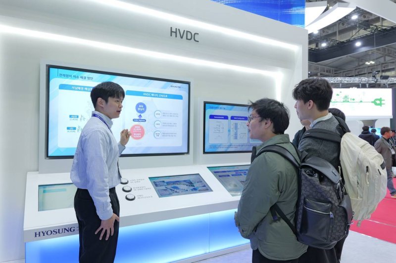 효성중공업 직원이 고객들에게 HVDC 기술을 소개하고 있다.(효성중공업 제공)