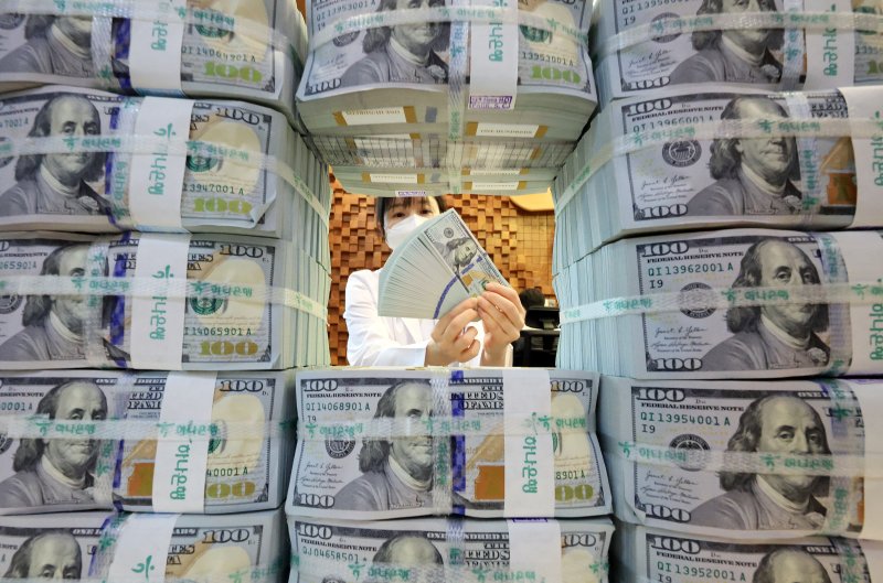 서울 중구 하나은행 위변조대응센터에 은행 관계자가 달러화를 정리하는 모습. 2025.11.5/뉴스1 ⓒ News1 이호윤 기자