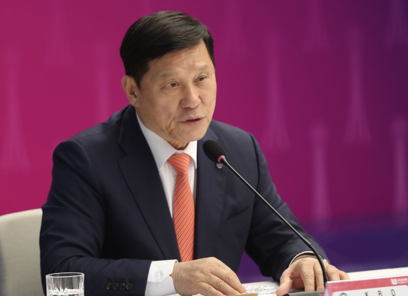 허구연 KBO 총재가 5일 울산시청 2층 대회의실에서 열린 KBO 퓨처스리그 울산 프로야구단 창단 MOU 협약식에 참석해 인사말을 하고 있다. 2025.11.5/뉴스1 ⓒ News1 조민주 기자