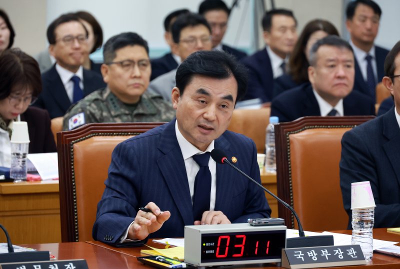 [서울=뉴시스] 고승민 기자 = 안규백 국방부 장관이 5일 서울 여의도 국회에서 2026년도 예산안, 기금운용계획안 등을 안건으로 열린 국방위원회 전체회의에서 의원 질의에 답하고 있다. 2025.11.05. kkssmm99@newsis.com
