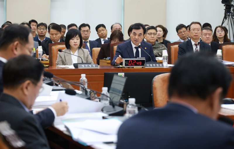 [서울=뉴시스] 고승민 기자 = 안규백 국방부 장관이 5일 서울 여의도 국회에서 2026년도 예산안, 기금운용계획안 등을 안건으로 열린 국방위원회 전체회의에서 의원 질의에 답하고 있다. 2025.11.05. kkssmm99@newsis.com