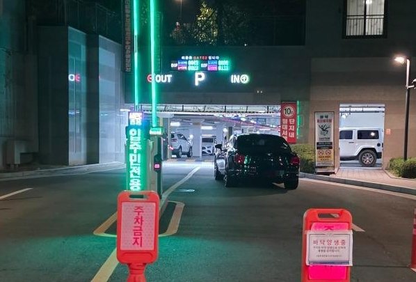아파트 주차장 입구 막은 벤틀리 "경비가 후문으로 가래서…"